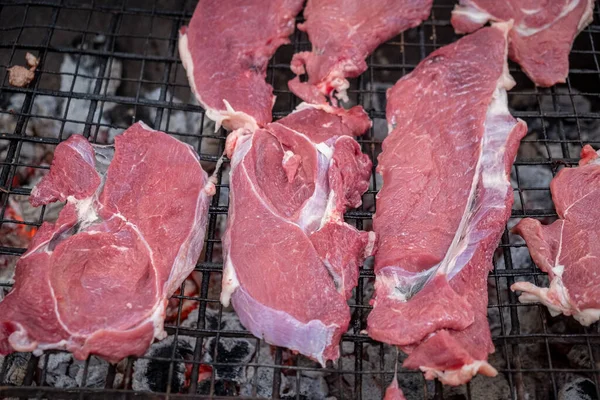 Rohes Rindfleisch Zum Braten Auf Holzkohlegrill Zubereitet — Stockfoto