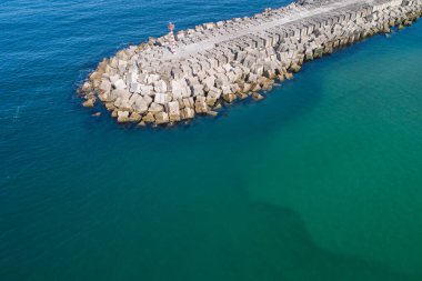 Dalgakıranlar ve liman iskelesi. İHA 'dan hava görüntüsü.