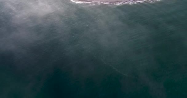 Sisli Bir Günde Kıyıya Yaklaşan Hava Görüntüsü — Stok video