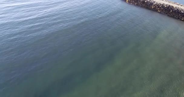 Vídeo Aéreo Sobre Porto Quebra Mar Barco Entrada — Vídeo de Stock
