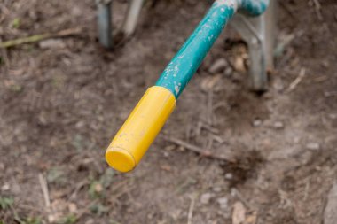 Metal bir el arabasının sapını tut