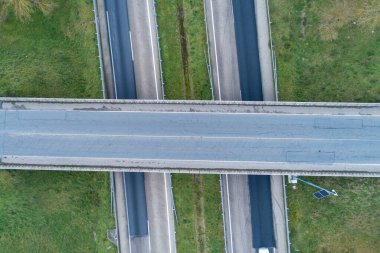 Bir otoyol üstgeçidine zenital hava görüntüsü