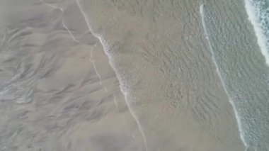 Dalgaların kumsalda kırılışını gösteren hava aracı görüntüleri, yazın doğa.