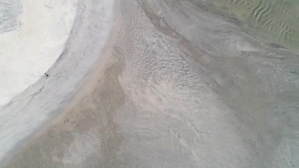 Video Del Dron Aéreo Las Olas Rompiendo Una Playa — Vídeo de stock