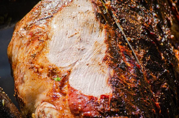 小牛肉烤腿可供食用的详情 — 图库照片