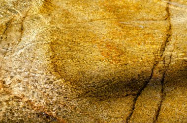 Granit topraklardaki bir su akıntısının ayrıntıları