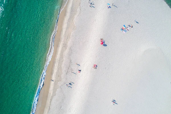Vista Aérea Playa Arena Con Sombrillas Colores Gente Nadando Bahía — Foto de Stock