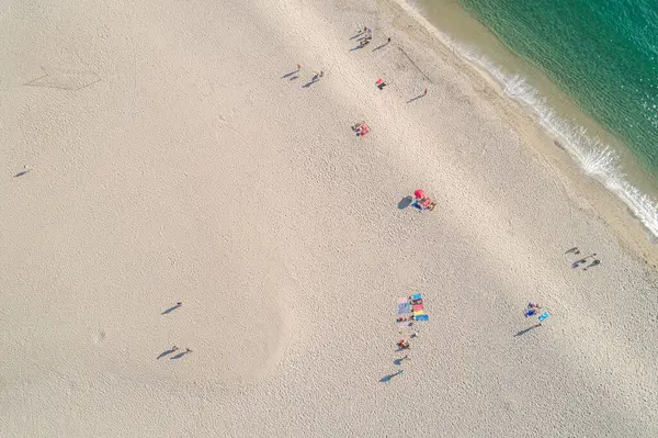 Zenithale Luchtfoto Van Een Strand Met Mensen Parasols — Stockfoto