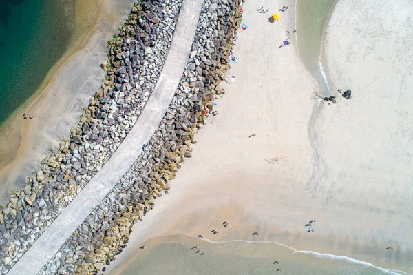 Zenithaal Uitzicht Een Strand Met Mensen Die Genieten Van Zon — Stockfoto