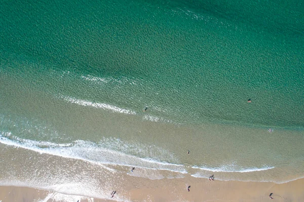 Vista Aérea Cenital Una Playa Con Gente Disfrutando Del Verano — Foto de Stock