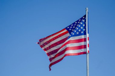 Rüzgarda dalgalanan Amerikan bayrağı