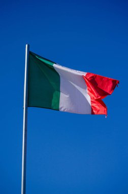 İtalyan bayrağı rüzgarda çırpınan