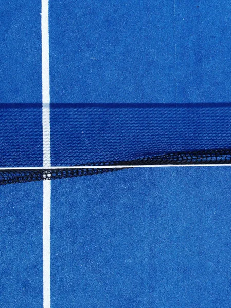 Mavi raket tenis kortunun havadan görünüşü