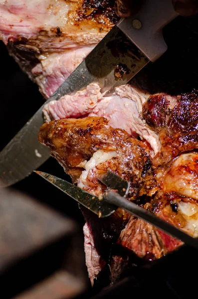 Ein Messer Schneidet Eine Portion Fleisch Von Einem Rinderbraten — Stockfoto