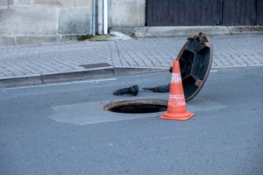 Yol tabelası inşaat için uyarı