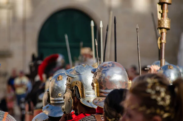 選択的な焦点 歴史的な反応で ロマンスの兵士 ローマ軍団を実行する人々 — ストック写真