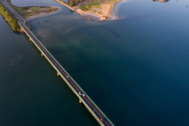 Viana do Castelo 'daki Lima nehri üzerindeki eski demir köprünün hava aracı görüntüsü.