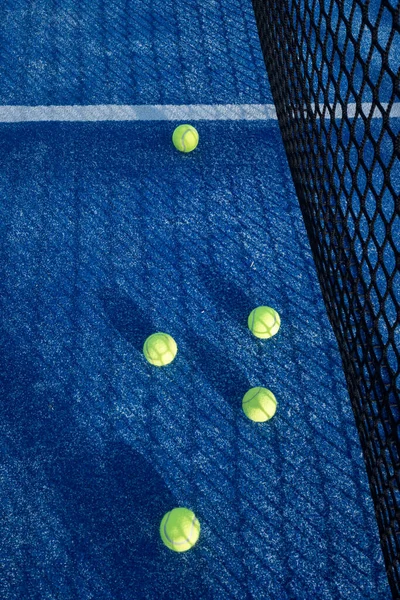 Cinco Bolas Uma Quadra Tênis Raquete Grama Artificial Azul Conceito — Fotografia de Stock