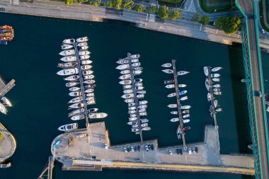 Marinadaki yatların insansız hava görüntüsü.