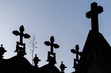Katolik mezarlığında haç siluetleri.