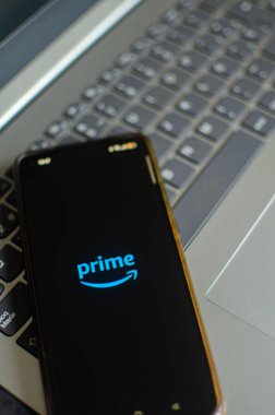 Madrid, İspanya. 08 27 2023: Prime application, Social Media Concept ile akıllı telefon