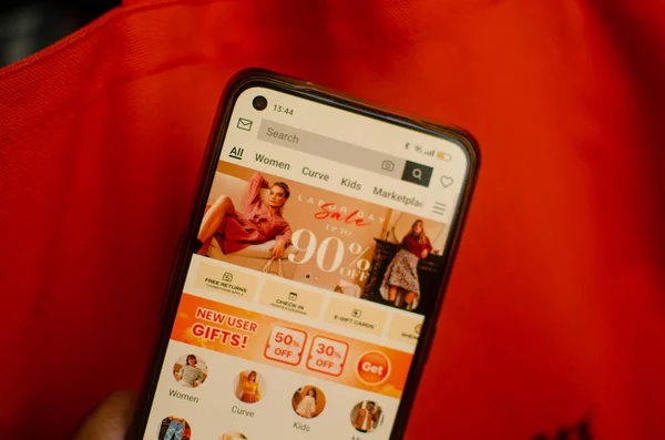 Madrid, İspanya. 08 27 2023: Shein 'in e-ticaret uygulamalı akıllı telefon