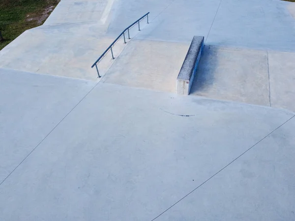 Luftaufnahme Mit Drohne Eines Öffentlichen Skateparks Meeresnähe Schräge Metallschienen Für — Stockfoto