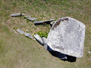 Dolmen 'in havadan görünüşü, tarih öncesi bir mezar.