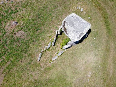 Dolmen 'in havadan görünüşü, tarih öncesi bir mezar, antik bir defin.