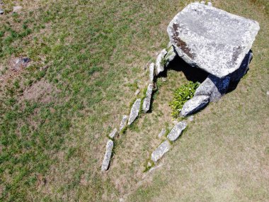 Dolmen 'in havadan görünüşü, tarih öncesi bir mezar. Anta da Barrosa, Praia de Ancora. Kuzey Portekiz.