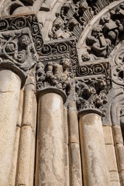 Güney cephesinin dış cephesinin ayrıntıları. Bizim Katedralimiz..