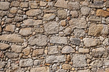 Düzensiz granit taşlardan oluşan duvar