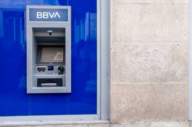 Ruhsat, İspanya 09 07 2023: BBVA banka otomatik veznedar makinesi