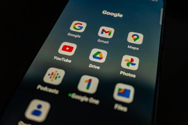 Madrid, İspanya 09: 10 2023: Seçici odak, Smartphone ekranında Google uygulamaları