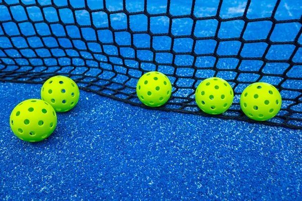 Kalenin önünde beş top yankesicilik, raket sporu konsepti