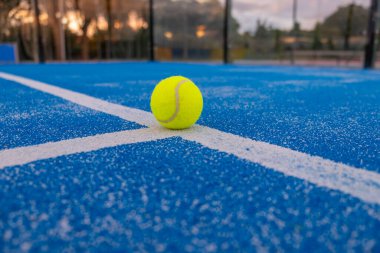 Mavi kort çizgisinde raket tenis topu, raket tenis konsepti