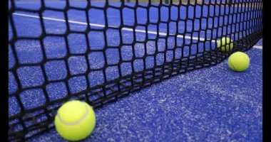 Tenis kortunda bir video, ağda toplar. Spor konsepti görüntüleri