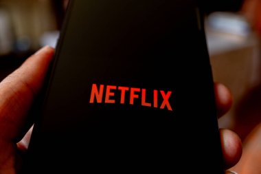 Madrid, İspanya: 09 11 2023: Evdeki oturma odasında Netflix uygulamasını kullanan kişi