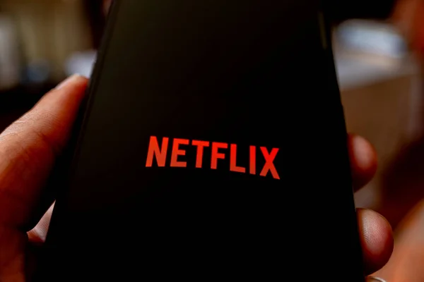 Madrid, İspanya: 09 11 2023: Evdeki oturma odasında Netflix uygulamasını kullanan kişi