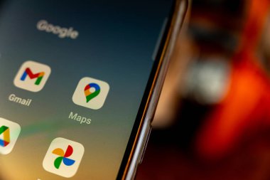 Madrid, İspanya 09: 12 2023: Google Uygulaması Google Haritası olan bir cep telefonu ekranı