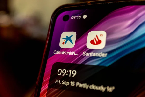 Madrid, İspanya 09: 12 2023: Cep telefonu ekran ve mobil bankacılık uygulamaları