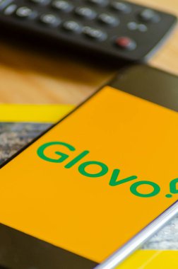 Madrid, İspanya 09: 15 2023: Seçici odak, ekranda Glovo logosu olan akıllı telefon