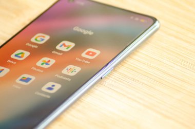 Madrid, İspanya 09: 15 2023: Seçici odak, ekranda google uygulama simgeleri olan akıllı telefon