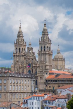 Bulutlu bir günde Santiago de Compostela Katedrali 'nin ve etrafındaki binaların uzaktan görünüşü. Obradoiro cephesi. Muazzam bir site.