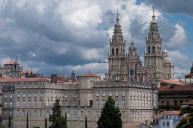 Santiago de Compostela Katedrali ve çevresindeki binaların uzaktan görüntüsü. Bulutlu bir gün. Obradoiro cephesi. Muazzam bir site.