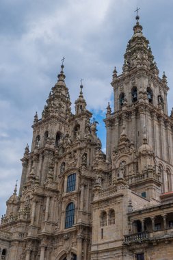 Santiago de Compostela Katedrali bulutlu bir günde. Obradoiro cephesi.