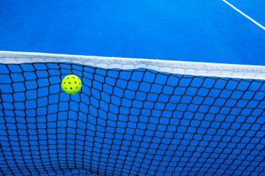 Mavi bir sahada topun kaleye vuruşu.