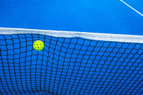 Mavi bir sahada topun kaleye vuruşu.