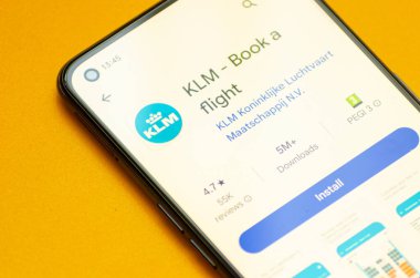 Madrid, İspanya. 09 15 2023: Seçici odaklanma, KLM havayolu uygulaması bir akıllı telefondan App Store 'da görüldü