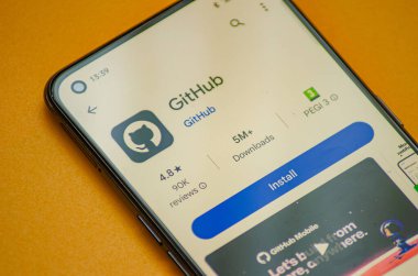 Madrid, İspanya. 09 15 2023: Seçici odaklanma, Github uygulaması bir akıllı telefondan Uygulama Dükkanı 'nda görülüyor